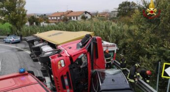 Ancona – Camion si ribalta e schiaccia un’ambulanza: due morti e tre feriti