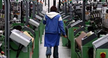 Rimane schiacciata tra i macchinari di una vetreria: muore 50enne a Piacenza