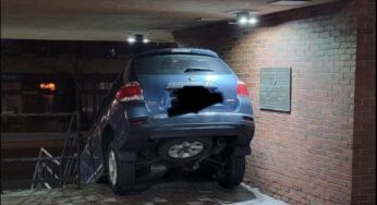 Stati Uniti – Ubriaca al volante si schianta contro la stazione di polizia: “E’ stato il navigatore”