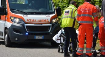 Pordenone – Scontro auto-ambulanza, paziente in codice rosso a bordo finisce in un fossato
