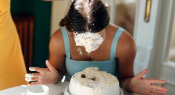 Sposo spinge la faccia della sposa nella torta nuziale: divorziano