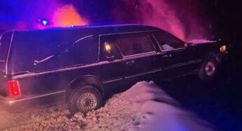 Colorado – Carro funebre precipita in un burrone: autista salvato dal cadavere che trasportava