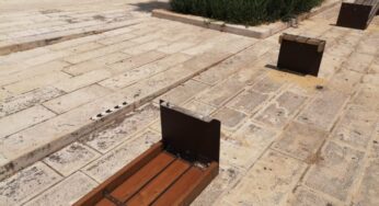 Ruvo – Infastidito dagli schiamazzi, esce in strada con una motosega e taglia due panchine