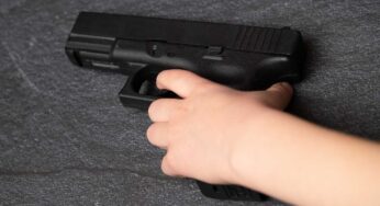 California – Bimbo di 3 anni uccide la sorellina di 1 anno con una pistola lasciata incustodita