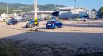 Spagna – Dimentica il figlio di 3 anni in auto sotto il sole: trovato morto dopo 6 ore di agonia