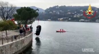 Como, auto finisce nel lago in viale Geno: due morti annegati
