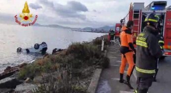 Cagliari, auto esce fuori strada e finisce in mare: morto un 19enne