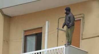 Panico a Pescara, ragazzo minaccia di buttarsi dal quinto piano: in bilico da 24 ore