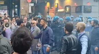 Napoli, scontri tra manifestanti e polizia durante una manifestazione contro la Nato