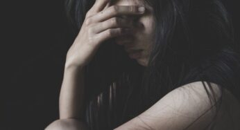 Sparge foto intime della sua ex nel quartiere: una passante la avvisa