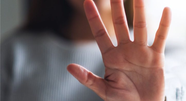 Regali e denaro in cambio di atti sessuali: arrestato un uomo di 59 anni per aver abusato di bambini in un istituto di cura