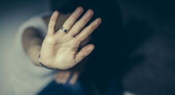 Segrega e abusa l’ex compagna, poi la minaccia: “Ha fatto bene Turetta a uccidere Giulia”