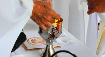 Sacerdote di 83 anni si sente male dopo aver bevuto un liquido ustionante nel calice e viene trasportato al pronto soccorso